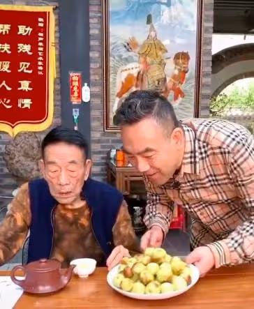 90歲楊少華近況曝光!瘦骨嶙峋自曝只有84斤,大腿不及旁人手臂粗