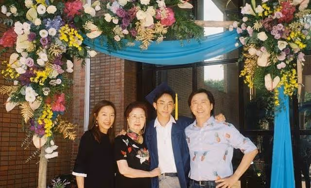 台媒曝庾澄慶與90歲媽媽結束分居,婆媳重溫天倫,搬回家原因曝光