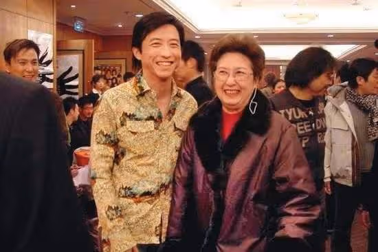 台媒曝庾澄慶與90歲媽媽結束分居,婆媳重溫天倫,搬回家原因曝光