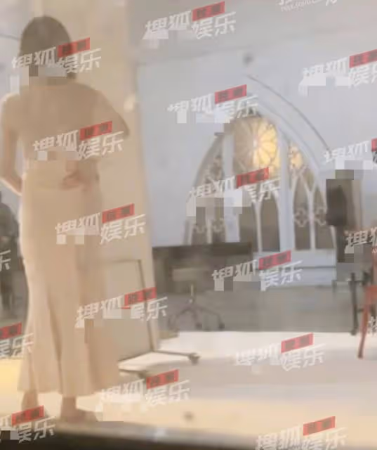 李亞鵬疑似再婚!與女友穿禮服現身影棚,頻曬無名指戒指太幸福