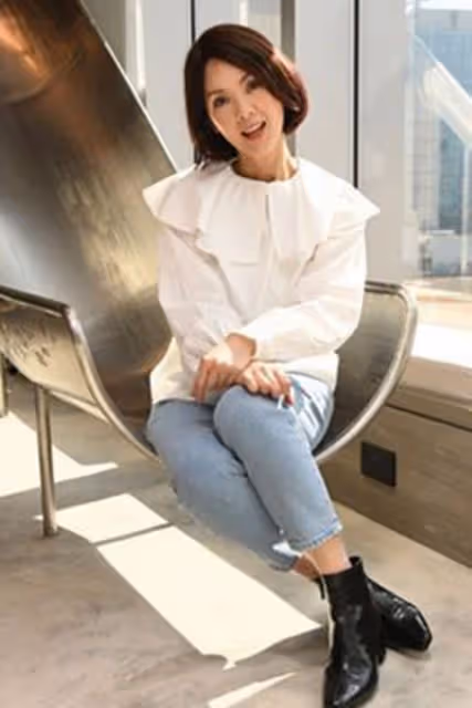 童年女神張沅薇宣布復出!49歲仍美貌如花,自曝已帶倆兒子改嫁