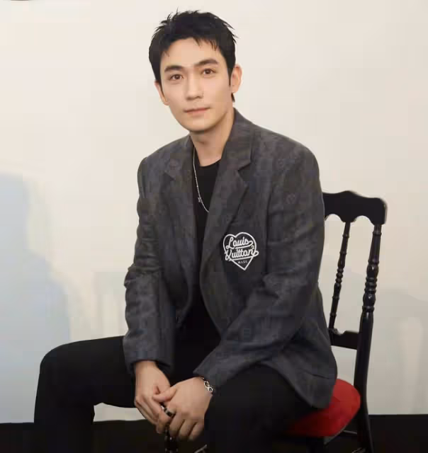 紅毯疑又有明星耍大牌!業內曝男星搶壓軸,劉亦菲舒淇乾等20分鐘