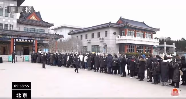 送別央視主持人趙赫!敬一丹哽咽追憶哭紅眼,群眾自發排長龍告別