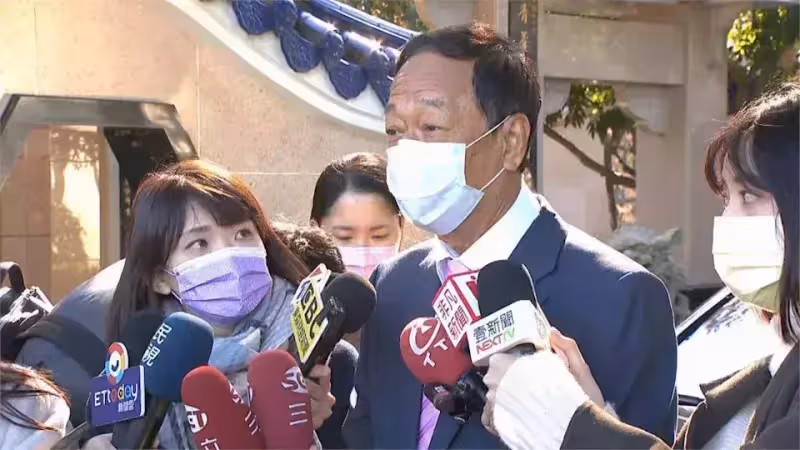 亡妻71歲冥誕!郭台銘重情意偕曾馨瑩「帶她最愛的拿手菜」祭拜,墓園藏巧思「16年一往情深」