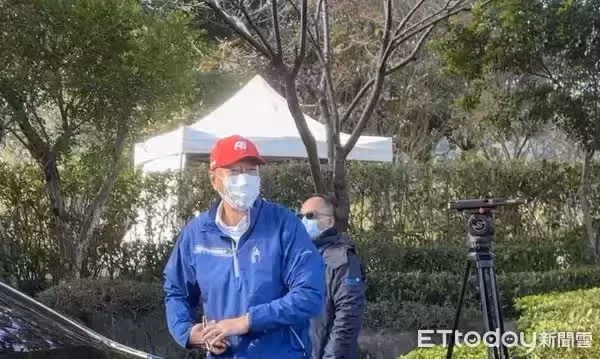 亡妻71歲冥誕!郭台銘重情意偕曾馨瑩「帶她最愛的拿手菜」祭拜,墓園藏巧思「16年一往情深」