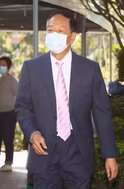亡妻71歲冥誕!郭台銘重情意偕曾馨瑩「帶她最愛的拿手菜」祭拜,墓園藏巧思「16年一往情深」
