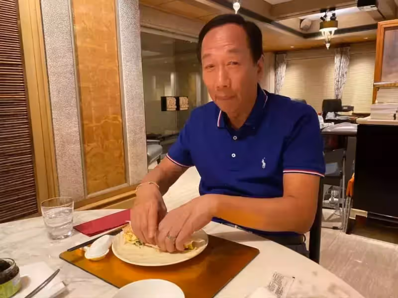 亡妻71歲冥誕!郭台銘重情意偕曾馨瑩「帶她最愛的拿手菜」祭拜,墓園藏巧思「16年一往情深」