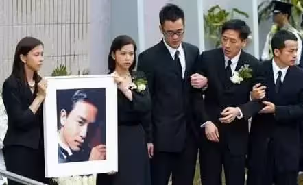 62歲唐鶴德近照曝光,兩鬢斑白滿面滄桑,時隔18年仍忘不掉張國榮,如今仍是單身,網友:這才是真愛
