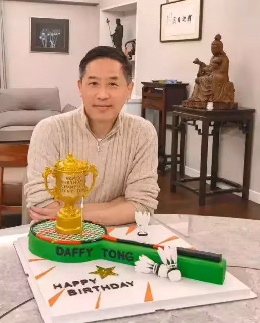 62歲唐鶴德近照曝光,兩鬢斑白滿面滄桑,時隔18年仍忘不掉張國榮,如今仍是單身,網友:這才是真愛
