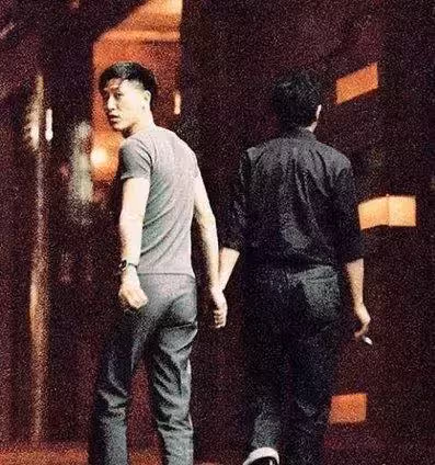 62歲唐鶴德近照曝光,兩鬢斑白滿面滄桑,時隔18年仍忘不掉張國榮,如今仍是單身,網友:這才是真愛