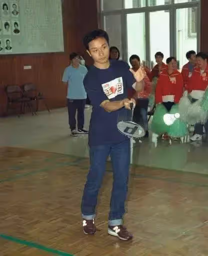 62歲唐鶴德近照曝光,兩鬢斑白滿面滄桑,時隔18年仍忘不掉張國榮,如今仍是單身,網友:這才是真愛