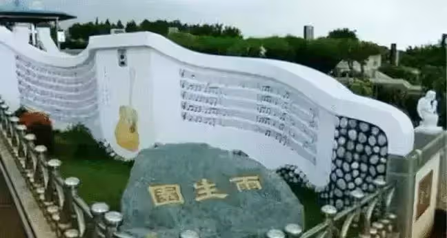張雨生31歲交通事故離世,女友發誓一生不嫁,12年終還清房貸,送還對方父母:有情有義好女人