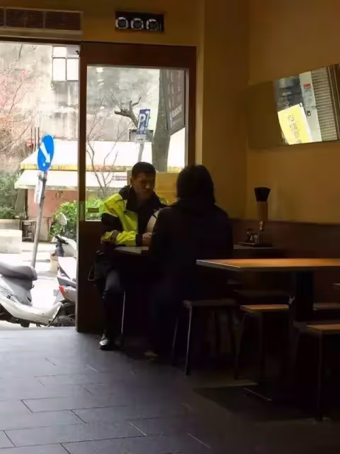 年輕員警進飯館喊話「等下有人來吃飯,錢算我的」 老闆下秒見「客人進店」直接免單,網贊:愛心真的可以傳遞