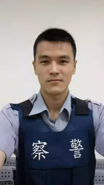 年輕員警進飯館喊話「等下有人來吃飯,錢算我的」 老闆下秒見「客人進店」直接免單,網贊:愛心真的可以傳遞