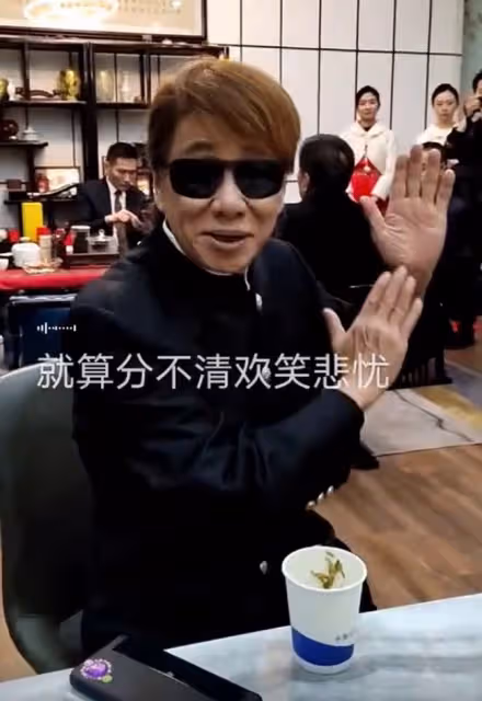 5位周星馳配角齊聚內地,疑似合作拍戲,73歲梁小龍戴墨鏡氣場足