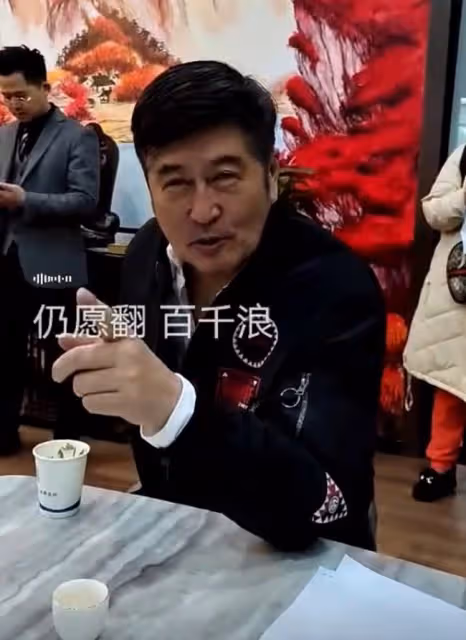 5位周星馳配角齊聚內地,疑似合作拍戲,73歲梁小龍戴墨鏡氣場足
