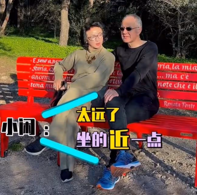金星與外國老公罕秀恩愛,十指緊扣太甜蜜,曾為養子女離婚多年