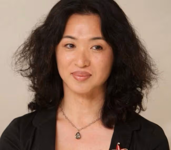 金星與外國老公罕秀恩愛,十指緊扣太甜蜜,曾為養子女離婚多年