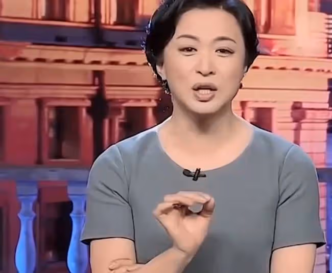 金星與外國老公罕秀恩愛,十指緊扣太甜蜜,曾為養子女離婚多年