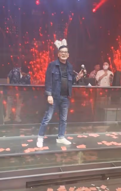 67歲李國麟忙撈金,酒吧商演頭戴兔耳朵太賣力,已定居內地開公司