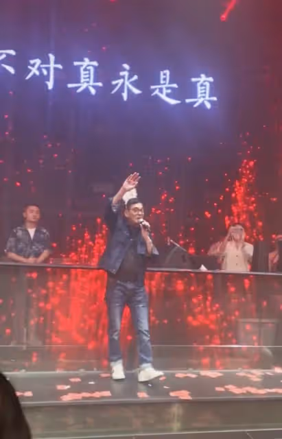 67歲李國麟忙撈金,酒吧商演頭戴兔耳朵太賣力,已定居內地開公司