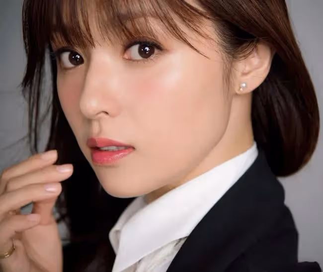 又一島國女神投入富商懷抱,年近40仍有少女顏,網友回憶起從前