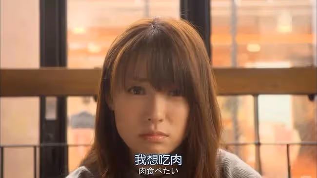 又一島國女神投入富商懷抱,年近40仍有少女顏,網友回憶起從前