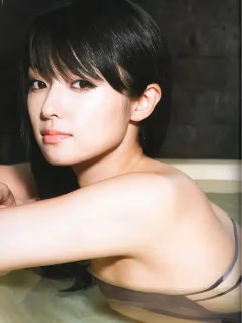又一島國女神投入富商懷抱,年近40仍有少女顏,網友回憶起從前