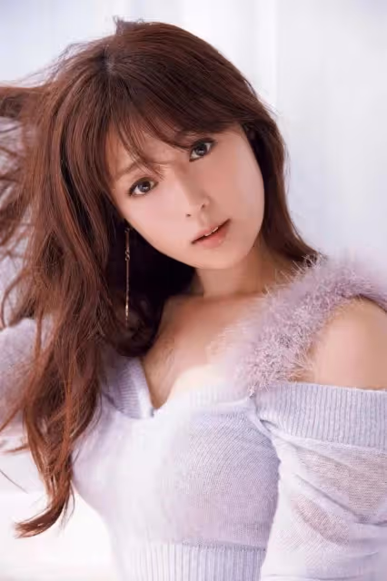 又一島國女神投入富商懷抱,年近40仍有少女顏,網友回憶起從前