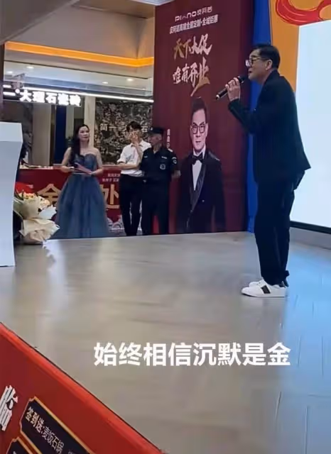 67歲李國麟忙撈金,酒吧商演頭戴兔耳朵太賣力,已定居內地開公司