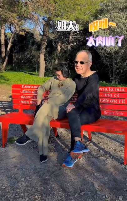 54歲金星罕秀恩愛,靠外籍丈夫懷中甜蜜撒嬌,對方皺眉抱怨太肉麻