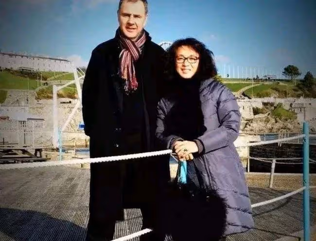 54歲金星罕秀恩愛,靠外籍丈夫懷中甜蜜撒嬌,對方皺眉抱怨太肉麻