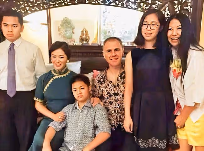 54歲金星罕秀恩愛,靠外籍丈夫懷中甜蜜撒嬌,對方皺眉抱怨太肉麻