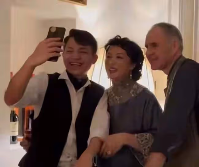 54歲金星罕秀恩愛,靠外籍丈夫懷中甜蜜撒嬌,對方皺眉抱怨太肉麻