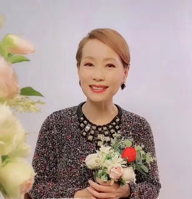 58歲葉童遭年齡歧視!穿超短裙被批一把年齡賣弄,本人高情商回應
