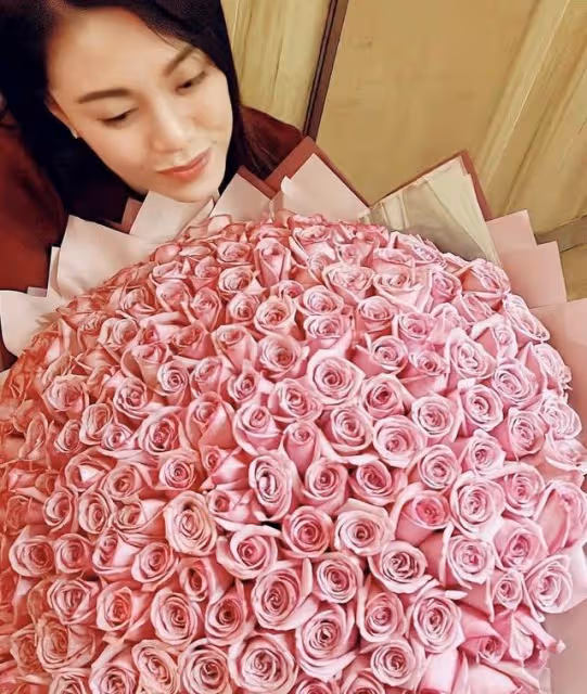 恭喜!香港著名女星疑迎來新戀情,生日收大束玫瑰捧花超浪漫