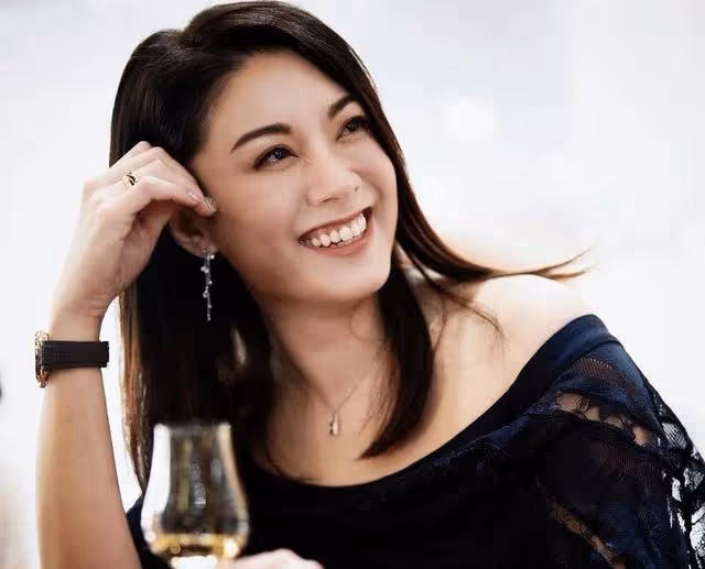 恭喜!香港著名女星疑迎來新戀情,生日收大束玫瑰捧花超浪漫