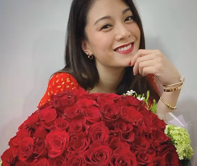 恭喜!香港著名女星疑迎來新戀情,生日收大束玫瑰捧花超浪漫