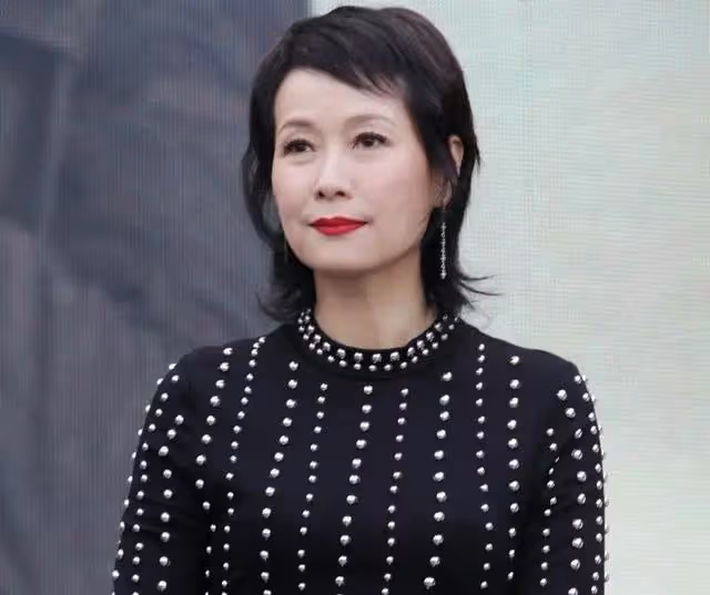 58歲葉童一頭金髮亮相，自曝穿迷你裙遭圍攻，感慨被貼年齡標籤