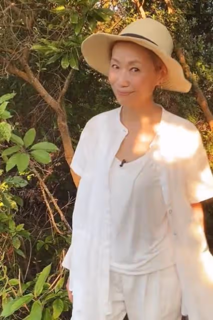 58歲葉童一頭金髮亮相，自曝穿迷你裙遭圍攻，感慨被貼年齡標籤