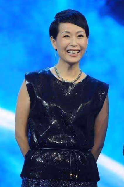 58歲葉童一頭金髮亮相，自曝穿迷你裙遭圍攻，感慨被貼年齡標籤