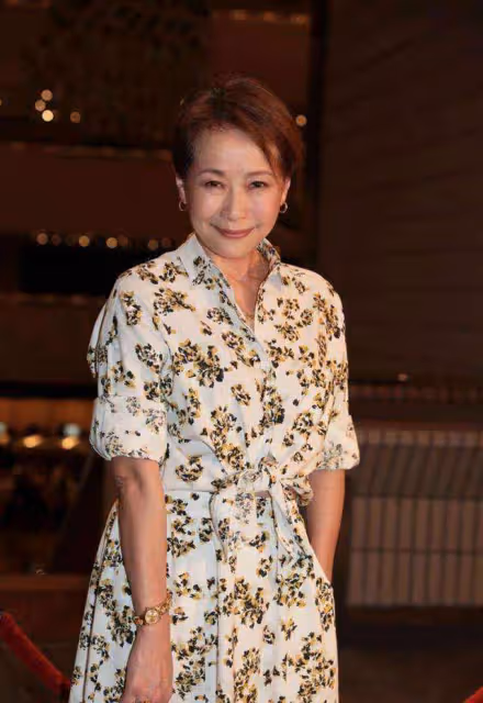 58歲葉童一頭金髮亮相，自曝穿迷你裙遭圍攻，感慨被貼年齡標籤
