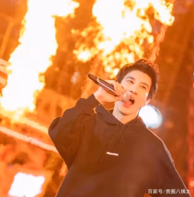 李靚蕾控訴王力宏帶人闖門,評論區兩極分化,律師揭露背後隱情