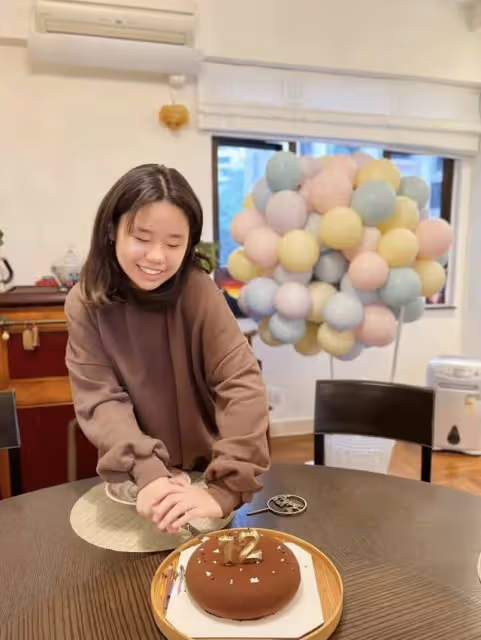 68歲鍾鎮濤為12歲小女兒慶生,曝光家中樸素內景,富婆嬌妻未出鏡