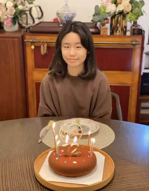 68歲鍾鎮濤為12歲小女兒慶生,曝光家中樸素內景,富婆嬌妻未出鏡