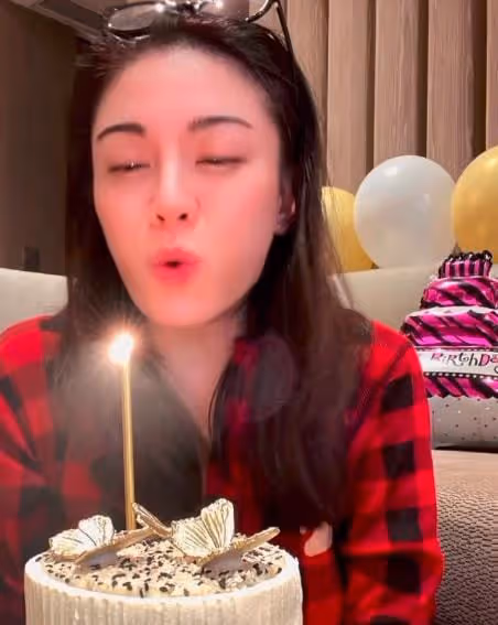 43歲廖碧兒疑迎來新戀情!生日收大束玫瑰,曾被曝遭百億富豪退婚