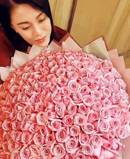 43歲廖碧兒疑迎來新戀情!生日收大束玫瑰,曾被曝遭百億富豪退婚