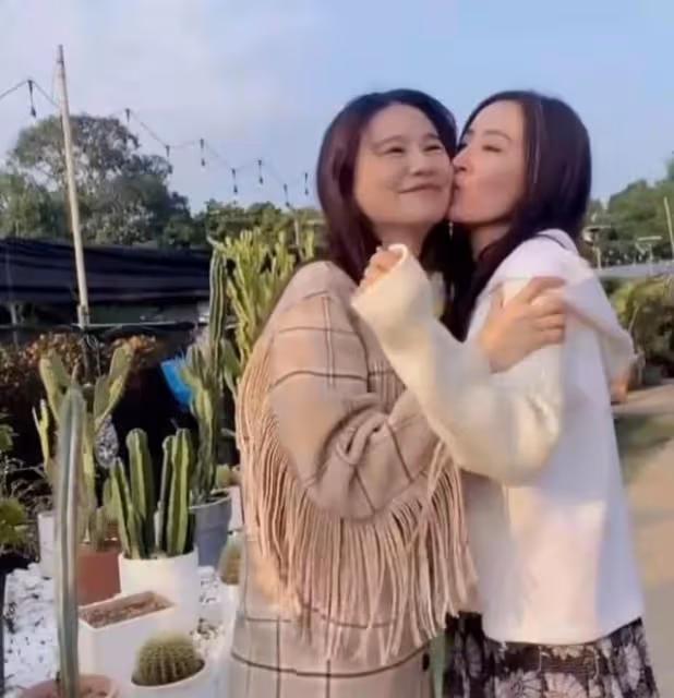 疑似有喜!TVB人氣小花寬鬆著裝引關注,早前與老公內地逗留3個月