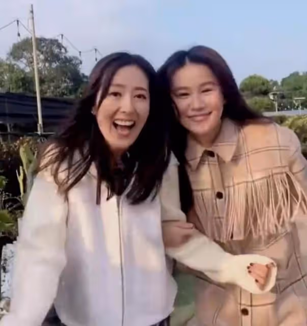 疑似有喜!TVB人氣小花寬鬆著裝引關注,早前與老公內地逗留3個月