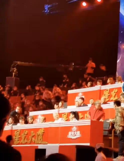 85歲李明啟腿腳不便,被尼格買提貼心抱下台階,健康狀況引擔憂